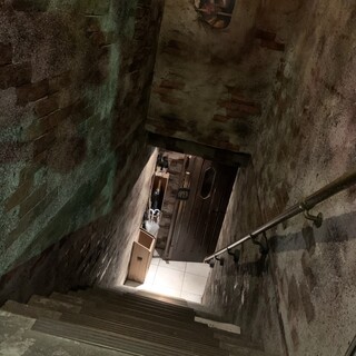 伏見の地下へ向かう階段を降りると・・・。