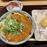 丸亀製麺 - トマたまカレーうどん 並(ひと口ごはん付)＆天ぷら(イカと半熟卵)