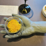 プレゼンテ スギ - シェフの手を象ったオブジェの上に載る蕎麦