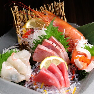 Manage fresh seafood in a "fish tank"! Savor the masterpieces of craftsmanship