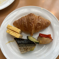カフェトスカ - 朝食ビュッフェ３８００円。メゾンカイザークロワッサンなど。鯖サンドを自分で作っていただきました（笑）。鯖の脂に負けないところが流石です