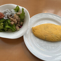 カフェトスカ - 朝食ビュッフェ３８００円。オムレツ、サラダ。オムレツは、チーズとしらすを具材としてお願いしました。チーズが強くて選択ミスですが、オムレツ自体はとても美味しかったです（╹◡╹）
