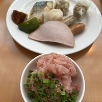 カフェトスカ - 朝食ビュッフェ３８００円。ねぎとろと温惣菜。しゅうまいは嬉しいですね。前夜に崎陽軒を一箱食べたのに、たくさんいただきました（笑）