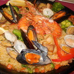 魚介とお肉を贅沢に使ったミックスパエリア