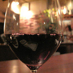 SUGIYA - 福岡市中央区赤坂門エリアにあるビル地下のワイン＆チーズバーです。
                      グラスワインであれば、赤白それぞれ3種類位あります。
                      