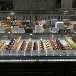 シャンドワゾー - ケーキショーケース全景