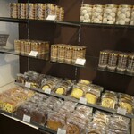 シャンドワゾー - 焼菓子棚