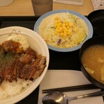 松屋 - （2022/5月）洋風ガーリックポークステーキ丼　店内味噌汁サービス付