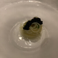 La Brianza - レモンとオイルで味付け、上にキャビアを乗せたパスタ