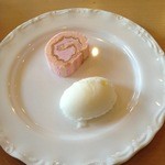 オリエンタルカフェ＆バール ラカンタ - 別腹デザート。小さなロールケーキにシャーベット
