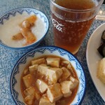 神戸餐館 - 麻婆豆腐は辛さ控えめ、粥にはザーサイをトッピング