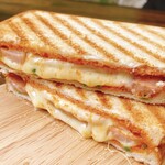 ラーメン魁力屋 - ピザトースト風ホットサンド、断面！
※お店の内容とは関係ありません。