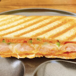 ラーメン魁力屋 - ピザトースト風ホットサンド、断面！
2回目のほうが上手く切れました(*^^*)
※お店の内容とは関係ありません。