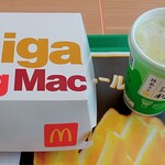 マクドナルド - ドリンク写真:ギガビッグマック、マックシェイク(辻利抹茶ラテ)(S)