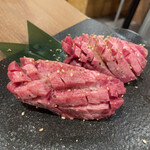 ホルモン焼肉酒場 牛ぎゅう - 厚切り上タン塩 1,880円