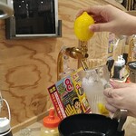 0秒レモンサワー 仙台ホルモン焼肉酒場 ときわ亭 - 目の前にサーバーがあって、好きなだけ飲めます