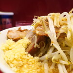 ラーメン二郎 - 豚の厚み