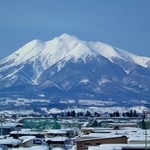 Rairai Ken - お店の前からの冠雪した岩木山