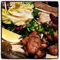 西新初喜 姪浜駅南店 - 鶏の炭火焼。
                      炭の風味は強くないけど、地鶏とちがって、柔らかいくてジューシーなので美味しかったです(^.^)