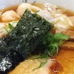 八雲 - 特製ワンタン麺ハーフ黒だしアップ