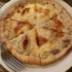 ちちんぷいぷい - ポルチーニ茸のクリームチーズピザ