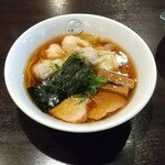八雲 - 特製ワンタン麺ハーフ黒だし