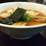 八雲 - 特製ワンタン麺ハーフ黒だし