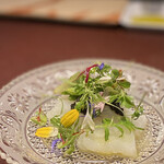 イル アオヤマ - 一週間熟成させた三河湾アリイカ、キャビア、アスパラ、梶谷のハーブ　