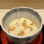 鮨 はしもと - 桜海老の茶碗蒸し
      あたくし桜海老が苦手、OMAKASEからの予約時に自己申告していませんでした！
      でも一口はと思いパクッと、あれれ食べれますね(⌒-⌒; )
      そんな感じで完食しましたd(^_^o)