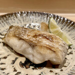 鮨 はしもと - アカムツ塩焼き
      お弟子さんが炭火焼きにした火入れがとても良く、ふっくらとして凄く美味しいです♪
      上質な白身でありながら、身に混在する脂がジュンワリと滲み出てきます。