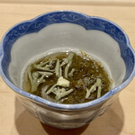 鮨 はしもと - もずくとじゅんさい
      秋田県産のじゅんさい、トゥルンとした食感が暑くなるこの時期に嬉しい一品、甘さ酸味控えめにさっぱりとして良いです♪