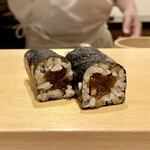 鮨 はしもと - 追加：干瓢巻き（半巻き）
      江戸前鮨の最後には干瓢巻きがいただきなります。
      最後まで美味しく、しっかりと閉まりました♪