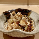 鮨 はしもと - 三河一色産 鰻ご飯
      鰻様のパリッパリに焼かれた物を、お弟子さんがザクザクと細かく切られるその音に反応してしまいます！
      酢飯と一緒に、なんて美味しいのでしょう♪
      セロリを入れているのが独特でした。