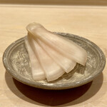 鮨 はしもと - ガリ
      はしもとさんのガリは割と辛口さっぱり、口直しにはもってこいの辛みなのです！