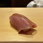 鮨 はしもと - 境港 鮪 背トロ 120kg
      柔らかな身質で程よい脂の乗り、夏のマグロらしいさっぱりさが秀逸です♪