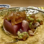 鮨 はしもと - 気仙沼産 鰹の藁焼き 新玉葱のソース
      藁で一度燻し、それからさっと炭火焼きにした鰹の香りと口の中で感じる脂の乗りの良さ、そこにシャキッとした新玉葱の醤油風味のソースが調和してなんとも美味なのです♪