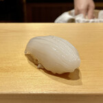 鮨 はしもと - 出水 スミイカ
      噛んだ時のサクッとした歯触りがなんとも好きなのです。
      シャリに呼応して程よい甘みが感じられます。
      なんとも言えない美味しさです。