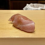 鮨 はしもと - 山形 鮪 大トロ 75kg
      身の柔らかさはやはり大トロだけに見事です。
      筋がしっかりと最後に残りますが、味わいはとても良いです♪