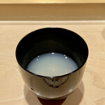 鮨 はしもと - シジミ汁
      白濁とした中にシジミの旨味成分がたっぷり、この香りと味はお鮨の最後にぴったりです♪