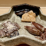 鮨 はしもと - 珍味三種盛り
      シャコは男の子、甘みの強さに驚きました！
      
      ホタルイカは安定の美味しさ。
      
      あん肝、まさに海のフォアグラ ですね♪
      