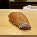 鮨 はしもと - 岩手 マスノスケ 定置網
      サーモンピンク色で脂の乗りの良さが見て取れます♪
      キングサーモンらしくサケの風味があります。
      しっとりとして旨味が強いですね！