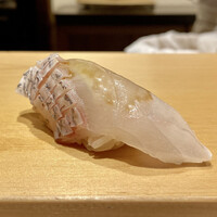 鮨 はしもと - 真鯛
                    コハダからの白身魚の味の変化が実にさりげなくて良いですね！
                    初夏の真鯛はすっかり脂が戻りなかなかの味わいですね！
                    さっぱりとして美味。