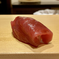 鮨 はしもと - 境港 鮪 赤身 120kg
                    夏のマグロはやはりさっぱりとしています。
                    酸味も軽くシャリの存在が味わいに大きく左右しますが、そこはさすがのバランス、しっとりとしていい味してますね！
