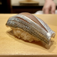 鮨 はしもと - コハダ（ナカズミ）
                    コハダより少し大きく育ったナカズミを二枚重ねた握りです。
                    今の時期は身がパサパサなので約30分と短時間で締めているそうですが、絶妙な酢のバランスとシャリの重なり具合なのです♪