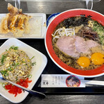 熊本ラーメン 黒亭 - 玉子入ラーメン 950円、Cセット(餃子&チャーハン) ＋480円