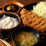 Denkiya horu - 炊きたてご飯とお味噌汁。ランチタイム破格の1000円。