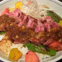 御二九と八さい はちべー - 季節の野菜のハラミ丼