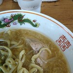 ラーメン二郎 - 脂が浮いてきますね