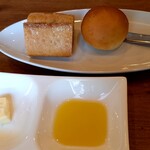 Furenchi No Mise Resheru - フランスから空輸のバゲットと自家製ハーブパン　ゲランドの塩がふられた無塩発酵バターとオリーブオイル