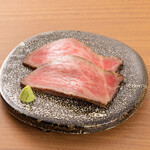 焼肉 水谷 - 【サーロインローストビーフ】1680円(1枚)お口の中でとろける贅沢なローストビーフ。